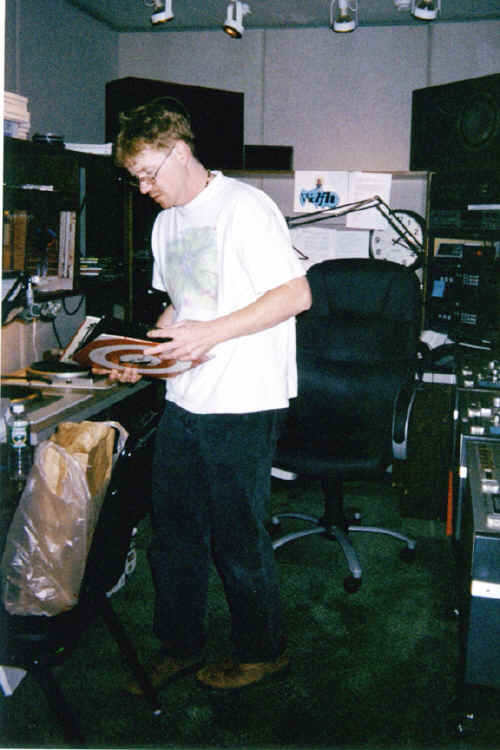 Tom picking tunes.jpg (240237 bytes)