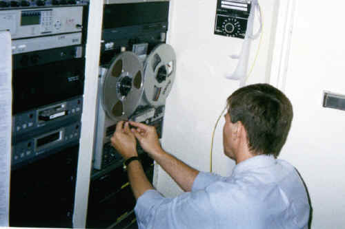 Vinny changing tape.jpg (175201 bytes)